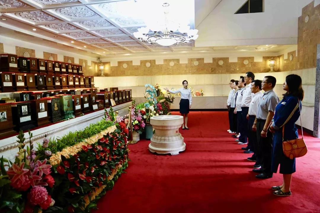 中国殡葬协会党支部到八宝山革命公墓开展主题